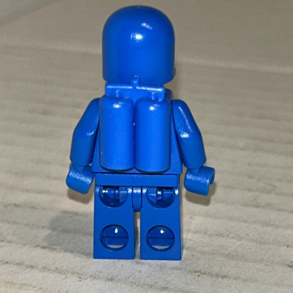 LEGO Classic Blue Spaceman W/ Moto Helmet And Oxygen Tank - Picture 3 of 4